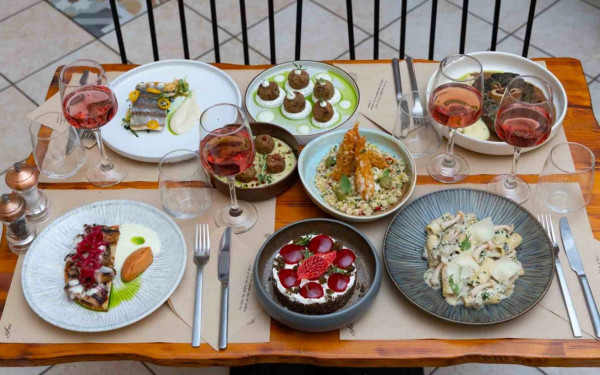 Εστιατόριο “Η Βουκιά - Γεύσεις που μοιράζονται” στην Ίωνος Δραγούμη