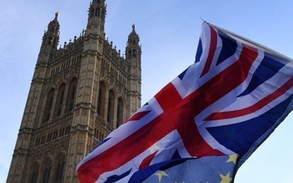 Βρετανία: Το Ηνωμένο Βασίλειο θα έπρεπε να ακολουθεί τους κανόνες της ΕΕ, όμως δεν συζητά επανένταξη στην ενιαία αγορά ή την τελωνειακή ένωση