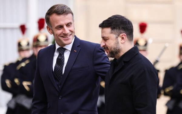 Στο Παρίσι ο Ζελένσκι για συνάντηση με Μακρόν - «Ο Μεσανατολικός πόλεμος δεν θα κλέψει την προσοχή από τον Ρωσο-ουκρανικό»
