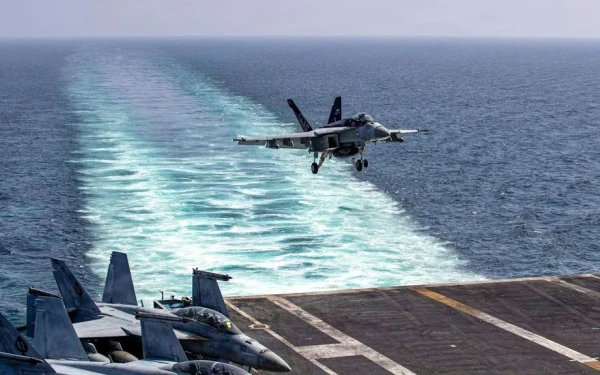 Το Ιράν απειλεί να πλήξει το αεροπλανοφόρο USS Abraham Lincoln αν πλησιάσει το Στενό του Χορμούζ