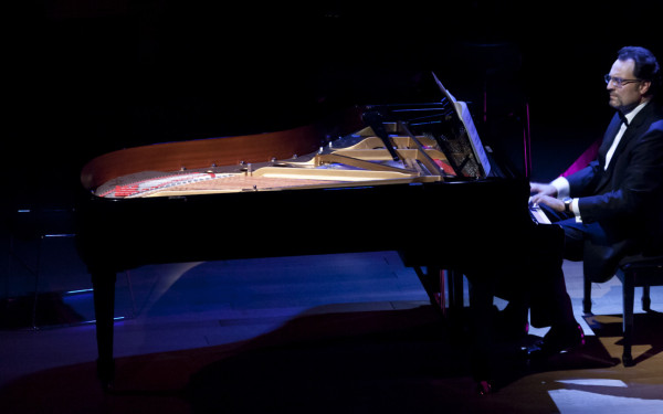 Ο Νίκος Λαάρης στο Μέγαρο Μουσικής: Είκοσι ευχαριστίες για τις διδασκαλίες του Ιησού του Γιώργου Τσοντάκη