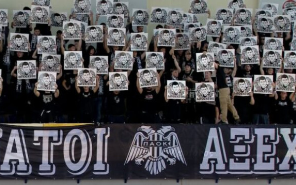 Ασπρόμαυρη συγκίνηση στη Δράμα: Φίλοι του ΠΑΟΚ σήκωσαν πλακάτ με το πρόσωπο του Κλεομένη