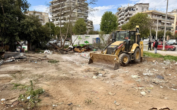 Θεσσαλονίκη: Ο δήμος καθαρίζει οικόπεδο στην Βούλγαρη