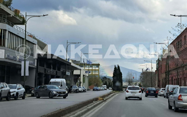 Απόκοσμο θέαμα στη Θεσσαλονίκη: Ουράνιο τόξο «κατέβηκε» στην πόλη - Δείτε φωτογραφίες