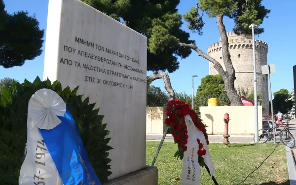 Ξανά στο στόχαστρο η αναθηματική πλάκα για την απελευθέρωση της Θεσσαλονίκης από τα ναζιστικά στρατεύματα