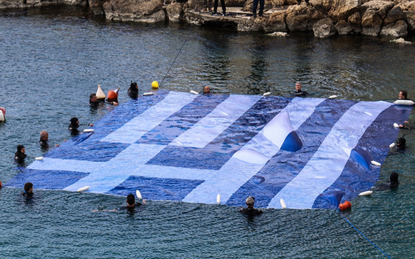 Τεράστια ελληνική σημαία στην θάλασσα του Πειραιά - Δείτε εντυπωσιακές εικόνες