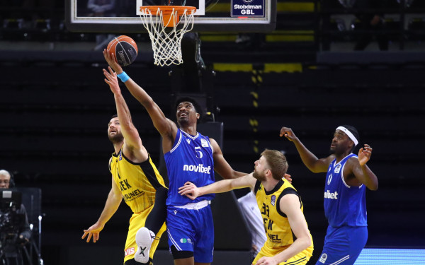 Μπάσκετ: Ο Ηρακλής πάλεψε όσο μπορούσε, αλλά δεν απέφυγε την ήττα από την ΑΕΚ (βίντεο)