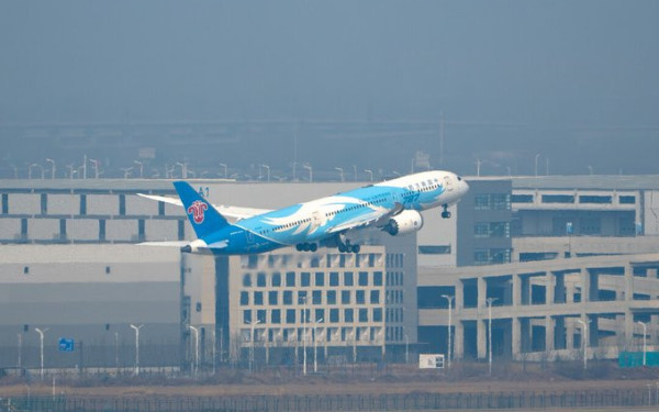 Κινεζικές αεροπορικές εταιρείες «ανεβάζουν» τις τιμές των εισιτηρίων εξαιτίας των τιμών καυσίμων - Η Μαλαισία εφαρμόζει «πολιτική τηλεργασίας» (βίντεο)