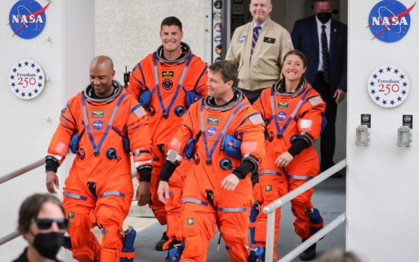 Artemis II:  Οι αστροναύτες της αποστολής ξεκίνησαν το ιστορικό ταξίδι για τη Σελήνη μετά από μια μέρα γύρω από τη Γη