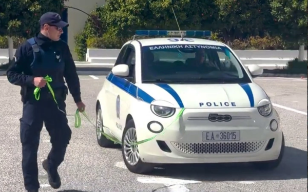 Το viral βίντεο της ΕΛ.ΑΣ. για το bullying: Όταν ένα μικρό Fiat 500αράκι κάνει «τραμπουκισμούς» σε δύο τζιπ