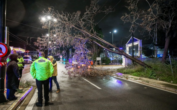 Kακοκαιρία «Erminio»: Πάνω από 130 κλήσεις στην Αττική και ριπές ανέμου 115 km/h στην Αμοργό (χάρτες)