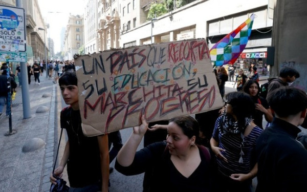 Χιλή: Στους δρόμους χιλιάδες μαθητές και φοιτητές - Υπερασπίζονται την δημόσια εκπαίδευση (βίντεο)