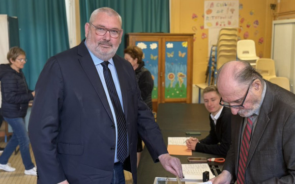 Γαλλία: Δήμαρχοι της ακροδεξιάς κατέβασαν τις ευρωπαϊκές σημαίες από τα δημαρχεία (βίντεο)