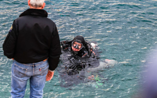 Αττική: Δεύτερη μέρα επιχειρήσεων διάσωσης του δύτη που εγκλωβίστηκε στα 28 μέτρα στα Λιμανάκια (βίντεο)