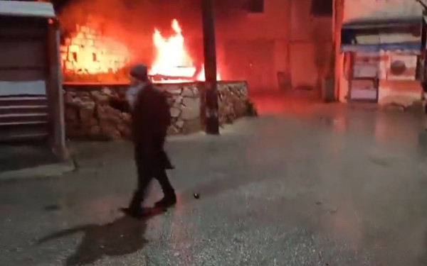 Παλαιστίνη: Ισραηλινοί έποικοι έκαψαν σπίτια και οχήματα σε χωριά στην κατεχόμενη Δυτική Όχθη (βίντεο)