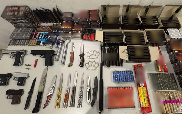 Ελληνικό: Χειροπέδες σε δύο 26χρονους με «οπλοστάσιο» κροτίδων και μαχαιριών