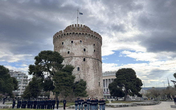 Θεσσαλονίκη: Με συγκίνηση και τιμές η έπαρση της ελληνικής σημαίας στον Λευκό Πύργο