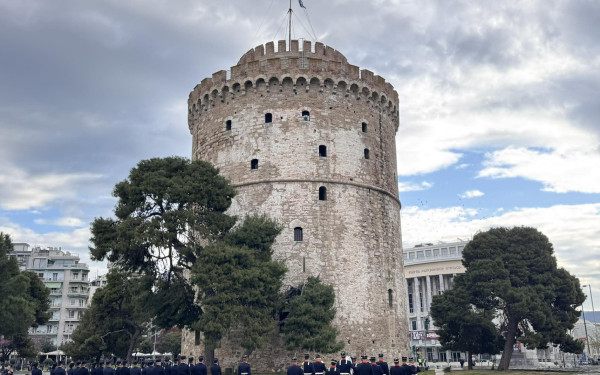 Θεσσαλονίκη: Με συγκίνηση και τιμές η έπαρση της ελληνικής σημαίας στον Λευκό Πύργο
