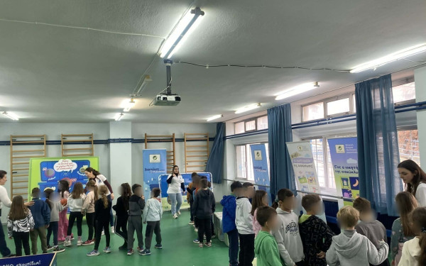 Ξεκίνησε το ταξίδι του στα σχολεία του Δήμου Θέρμης το «Λούνα παρκ της Ανακύκλωσης»