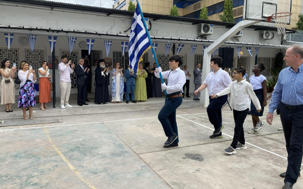 Συγκινητική παρέλαση στο Κονγκό από Ελληνόπουλα για την 25η Μαρτίου