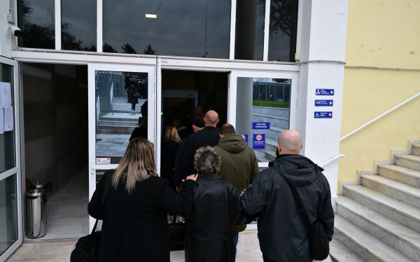 Καταφθάνουν στο δικαστήριο της Λάρισας οι συγγενείς των θυμάτων των Τεμπών