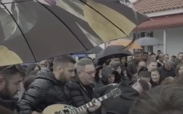 Καρδίτσα: Με το «βρέχει φωτιά στην στράτα μου» αποχαιρέτησαν τον 51χρονο τραγουδιστή - Δείτε βίντεο