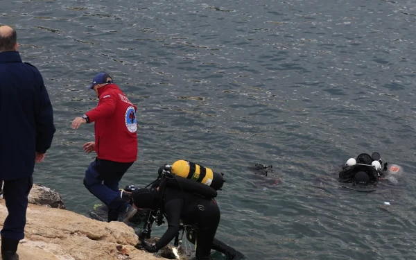 Βουλιαγμένη: Σήμερα η επιχείρηση ανάσυρσης του 34χρονου δύτη από ειδικά εκπαιδευμένη ομάδα  Oμάδα πέντε ειδικά εκπαιδευμένων σπηλαιοδυτών, θα βουτήξει σε ένα από τα πιο επικίνδυνα υποθαλάσσια περάσματα της χώρας Σήμερα πραγματοποιείται η επιχείρηση ανάσυ