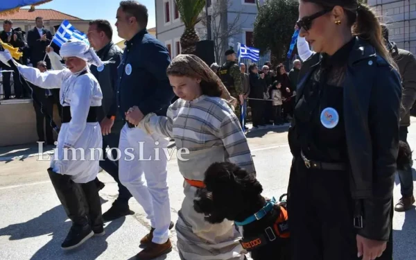 Συγκίνησε στη Λήμνο η παρέλαση της μικρής Φωτεινής και του σκύλου βοηθού της (βίντεο)