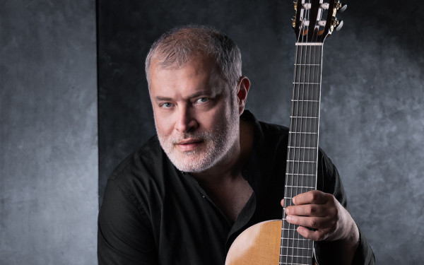 Μεσόγειος σε έξι χορδές: Ο Παναγιώτης Μάργαρης χαρτογραφεί τον ήχο μιας κοινής μουσικής πατρίδας