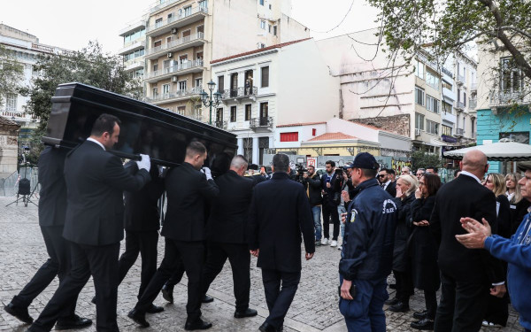 Ουρές κόσμου στο λαϊκό προσκύνημα για την Μαρινέλλα - Συγγενείς, φίλοι και καλλιτέχνες την αποχαιρετούν