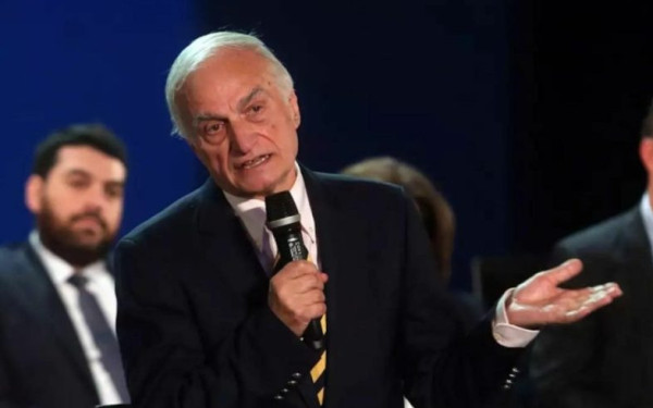 Εξιτήριο για τον Μανώλη Μαυρομμάτη δύο χρόνια μετά την καταστροφική πυρκαγιά