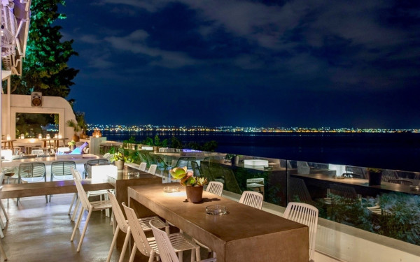 Φέτος, το Mistral γιορτάζει 35 χρόνια, συνεχίζοντας να παντρεύει την κυκλαδίτικη αισθητική με το απόλυτο urban chic