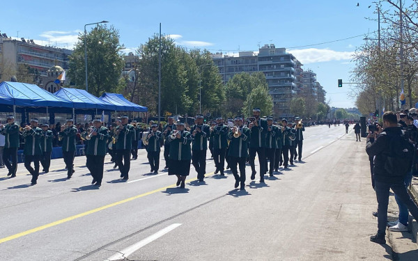 Θεσσαλονίκη: Ξεκίνησε η μαθητική η παρέλαση στη λεωφόρο Μεγάλου Αλεξάνδρου