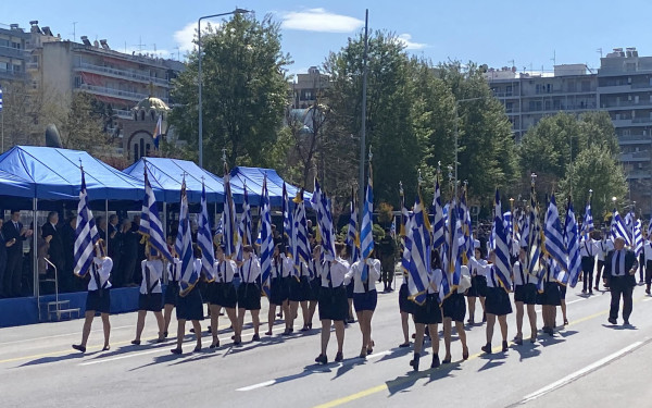 Θεσσαλονίκη: Ξεκίνησε η μαθητική η παρέλαση στη λεωφόρο Μεγάλου Αλεξάνδρου (βίντεο)