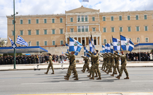 Αθήνα: Ξεκίνησε η μεγάλη στρατιωτική παρέλαση για την 25η Μαρτίου