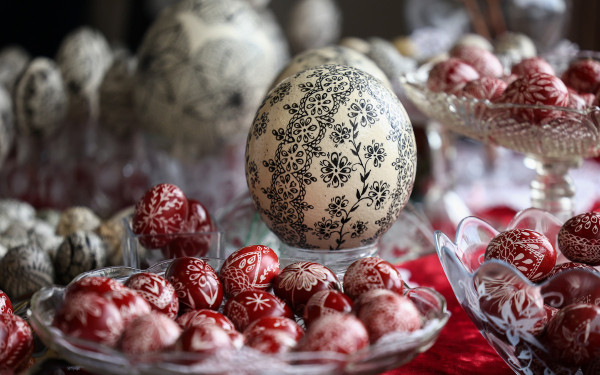 Θεσσαλονίκη: Μια γυναίκα αναβιώνει το έθιμο Περδίκα - Μαθήματα ζωγραφικής αβγών σε ΚΑΠΗ