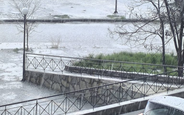 Χαλκιδική: «Άσπρισε» ο Πολύγυρος μετά από την έντονη χαλαζόπτωση - Δείτε φωτογραφίες