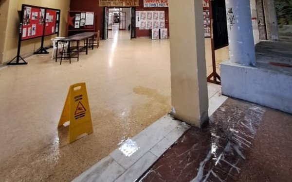 Θεσσαλονίκη: Η κακοκαιρία Erminio «χτύπησε» την Πολυτεχνική Σχολή του ΑΠΘ - Νερά εισχώρησαν από το ταβάνι