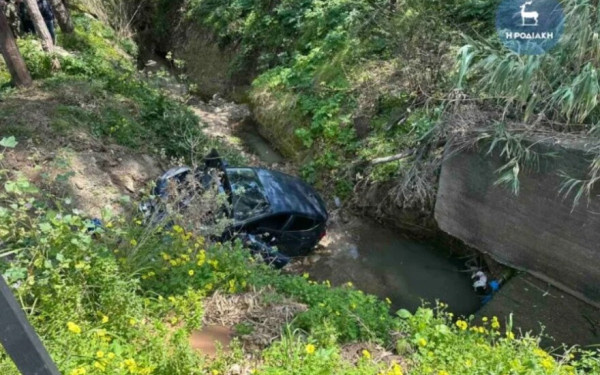 Ρόδος: Όχημα έπεσε σε ρέμα – Επιχείρηση απεγκλωβισμού από την πυροσβεστική