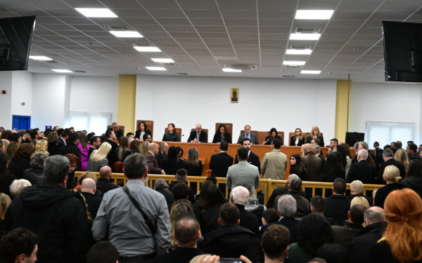 Λάρισα: Σε κλίμα μεγάλης έντασης η δίκη για τα Τέμπη με τους 57 νεκρούς (βίντεο)