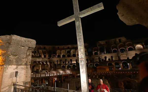 Κολοσσαίο: Ο Πάπας Λέων ΙΔ' σήκωσε τον Σταυρό σε όλες τις στάσεις της Via Crucis (βίντεο)