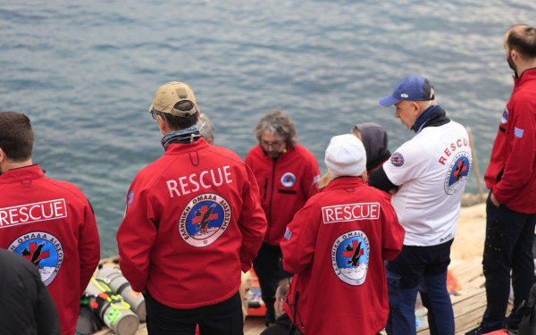 Έρευνες για τον 34χρονο δύτη στη Βουλιαγμένη: Βρέθηκαν βατραχοπέδιλο, φιάλη οξυγόνου και υποβρύχιο scooter (βίντεο)