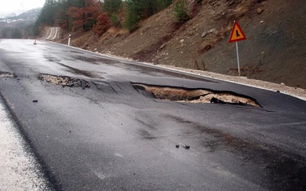 Ζάκυνθος: Φορτηγό «βούλιαξε» σε λακκούβα – Υποχώρησε ο δρόμος από τη βροχή