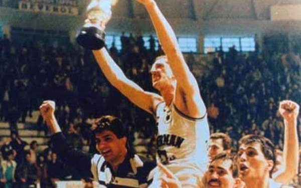 Μπάσκετ: Σαν σήμερα ο αξέχαστος «τελικός των ξυρισμένων κεφαλιών» μεταξύ ΠΑΟΚ και Άρη (βίντεο)