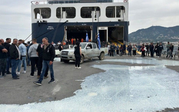 Λέσβος: Οι κτηνοτρόφοι απέκλεισαν το λιμάνι της Μυτιλήνης - Δείτε βίντεο