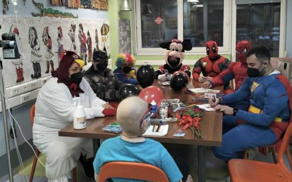 Θεσσαλονίκη: Πασχαλινά γεύματα και δώρα σε αστέγους της πόλης