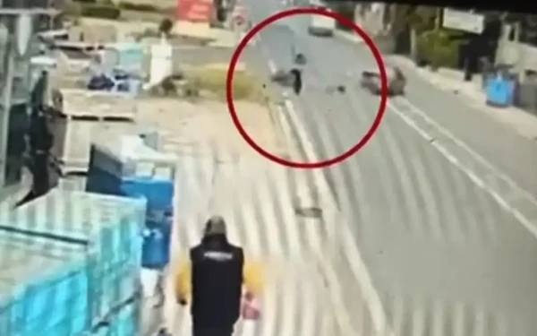 Σοκαριστικό τροχαίο στην Αρτέμιδα: ΙΧ εμβόλισε μοτοσικλετιστή και τον εγκατέλειψε στο σημείο αβοήθητο (βίντεο)