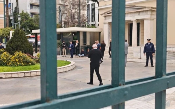 Συζήτηση για κράτος δικαίου: Τέσσερις διαδηλώτριες εισέβαλαν στο προαύλιο της Βουλής