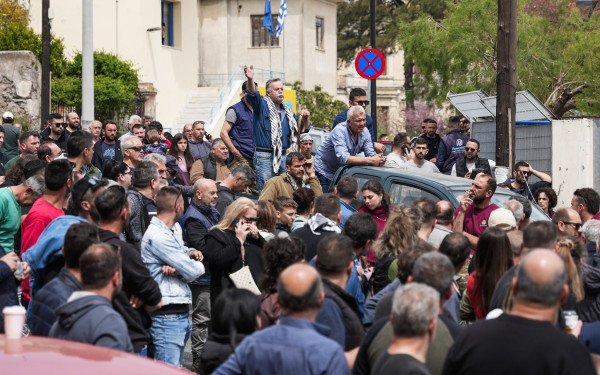 Λέσβος: Σε «ασφυξία» το νησί για 4η μέρα – Ανυποχώρητοι οι κτηνοτρόφοι στα λιμάνια