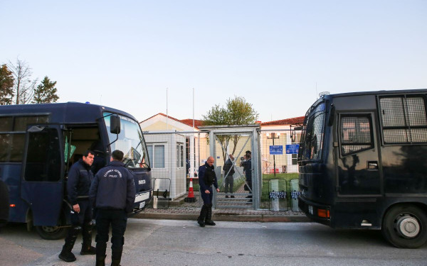 Τέμπη: Χωρίς εντάσεις και με ηπιότερους τόνους ξεκίνησε η δίκη στη Λάρισα